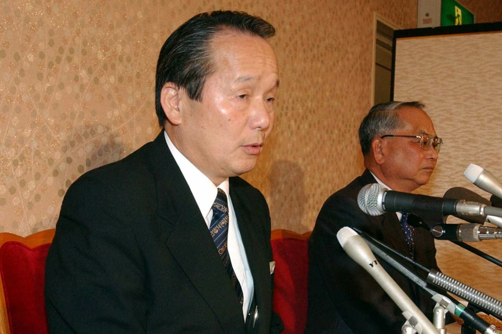 小林哲也球団社長(左)と近畿日本鉄道、山口昌紀社長（２００４年）
