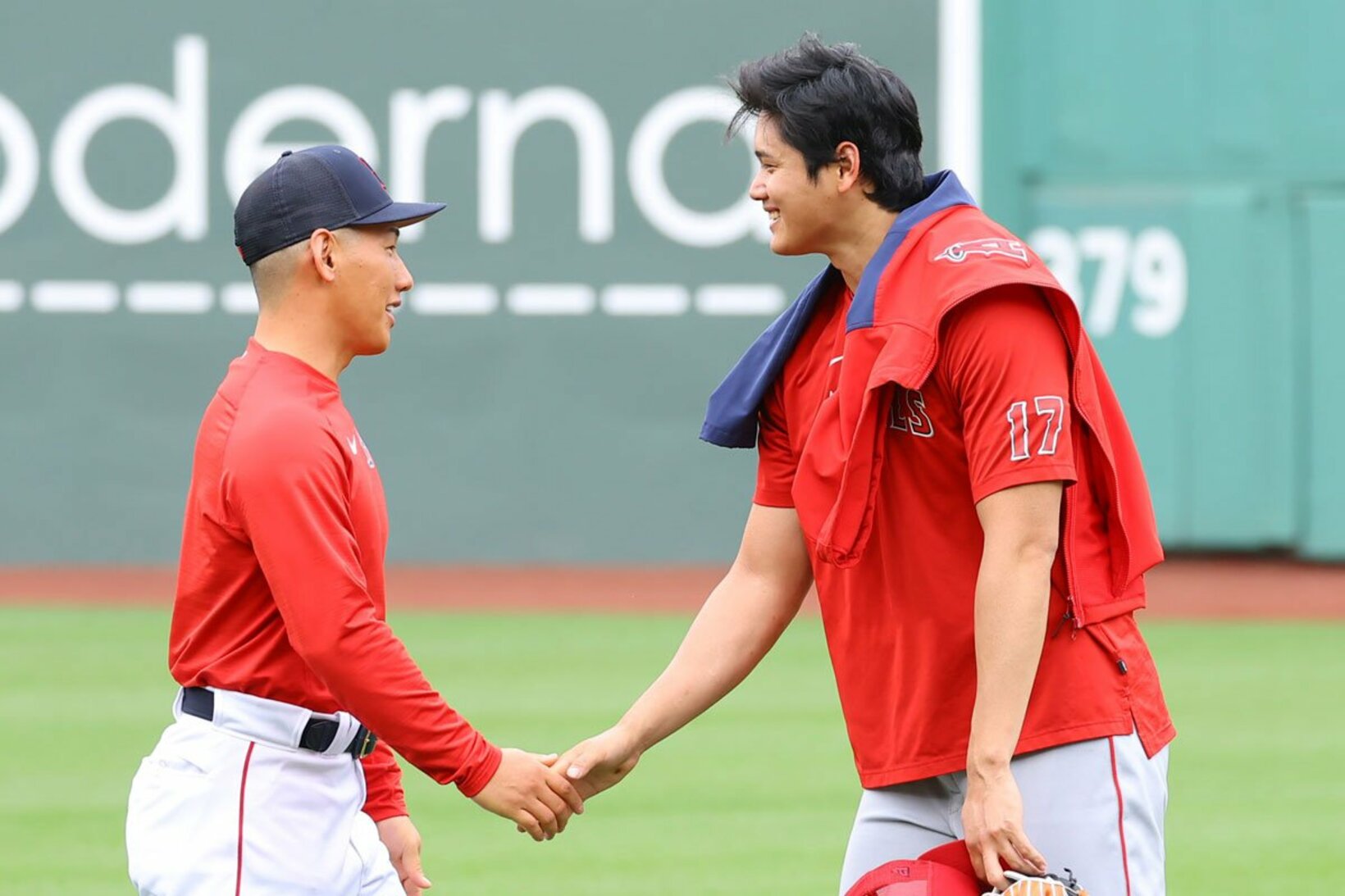 大谷と握手する吉田。二の腕がすごい