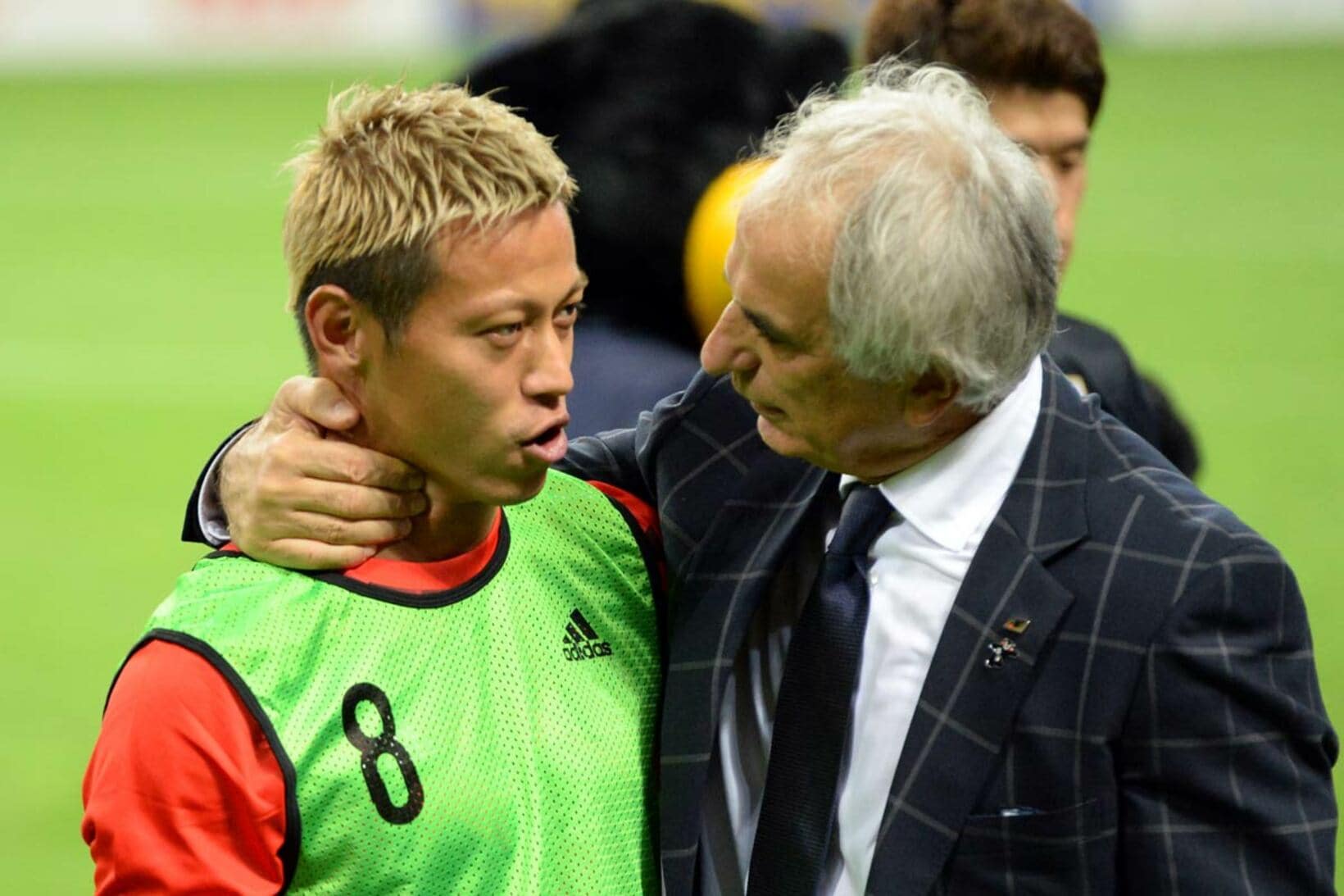ハリルホジッチ監督に首根っこをつかまれる本田圭佑（2017年）