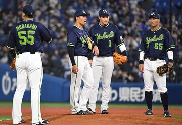  ２回も安定しなかったヤクルト・山野(左から２人目)