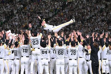 日本一に輝き、９度宙に舞ったソフトバンク・小久保監督