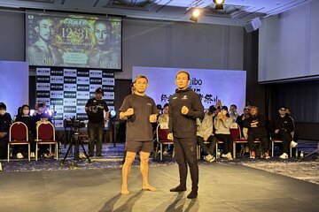 公開練習を行った扇久保博正(左)と元谷友貴