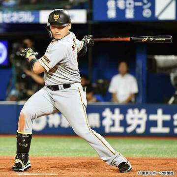  打球の行方を見ずに右越え２ランを放った丸