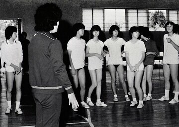  中学の体育の授業で。先生に何か文句を言う長与（右）。スラリとした美少女だった（本人提供）