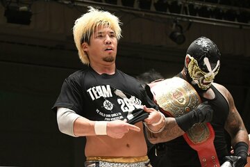 手渡された黒いＴシャツに身を包むカイ・フジムラ(左)