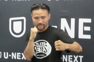 左フックのポーズを決めて意気込む比嘉大吾