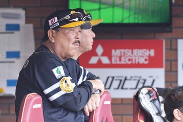 苦しい戦いが続くソフトバンク・藤本監督(手前)