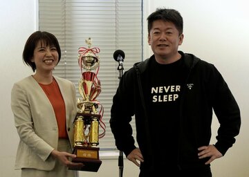  優勝した山崎氏（左）と審査委員長を務めた堀江氏（東スポWeb）