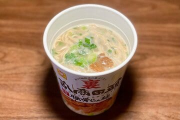 口に含むとクリーミーな豚骨感