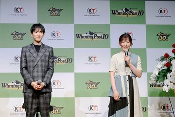「ウイニングポスト１０」発表イベントに出席した坂井瑠星（左）と今村聖奈