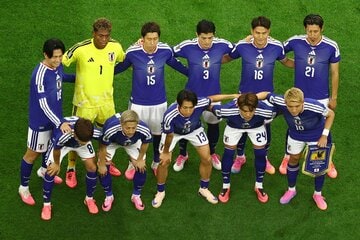 左サイドを任されたＦＷ前田大然（前列左から２人目＝ロイター）