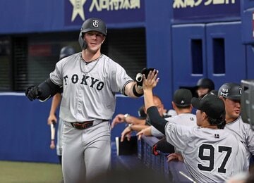 １５号本塁打を放ちベンチで迎えられるトレイ・キャベッジ