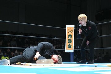 SHO(右)に襲撃され、悶絶するワト