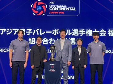 組み合わせ抽選会で男子の組み合わせが決まった(左から清水邦広氏、ラモン・スザラ会長、川合俊一会長、フジテレビ・吉田豪スポーツ局長、福沢達哉氏)