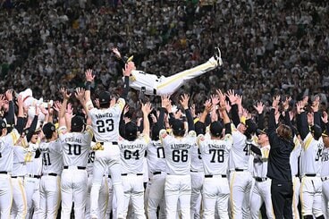 日本一に輝き、９度宙に舞ったソフトバンク・小久保監督