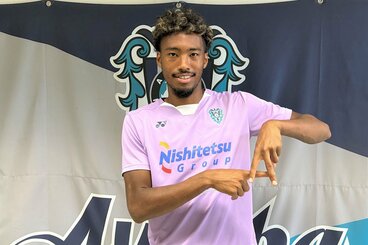アビスパの「A」ポーズを取る福岡・三國