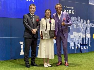 日本サッカー殿堂掲額式典に出席した（左から）辻上裕章氏、澤穂希氏、ラモス瑠偉氏