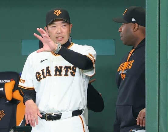 巨人・阿部監督(左)とウィーラー打撃コーチ