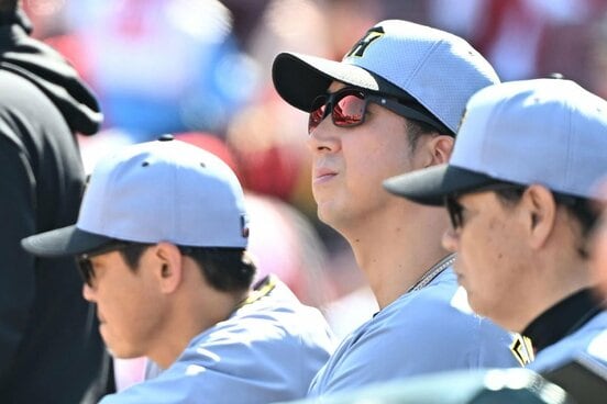 戦況を見守る阪神・藤川監督