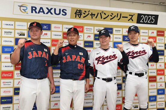 会見で記念撮影する(左から)侍ジャパンの牧秀悟、井端監督、韓国代表のリュ・ジヒョン監督、パク・ヘミン