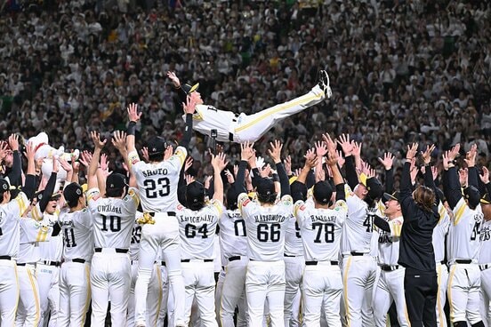 日本一に輝き、9度宙に舞ったソフトバンク・小久保監督