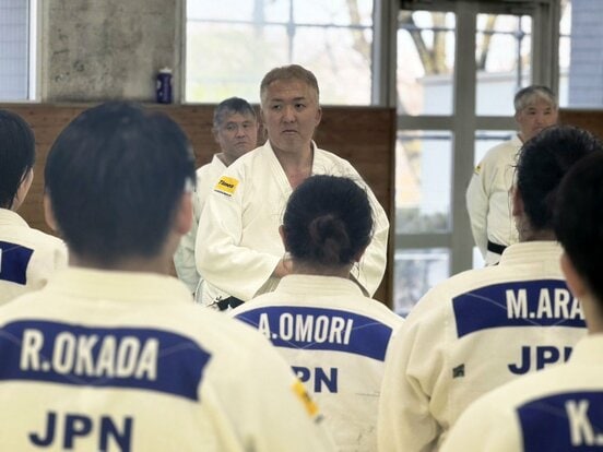 全日本男女合同練習会でミーティングをする鈴木桂治監督