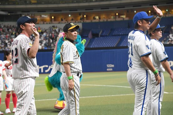試合後、ファンの声援に応えるヤクルト・高津監督（左）、阪神・岡田監督（中）、DeNA・三浦監督