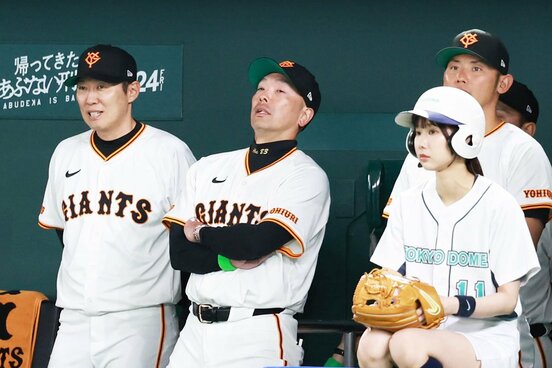 チャンスを潰し、ベンチでのけぞる巨人・阿部監督(中)