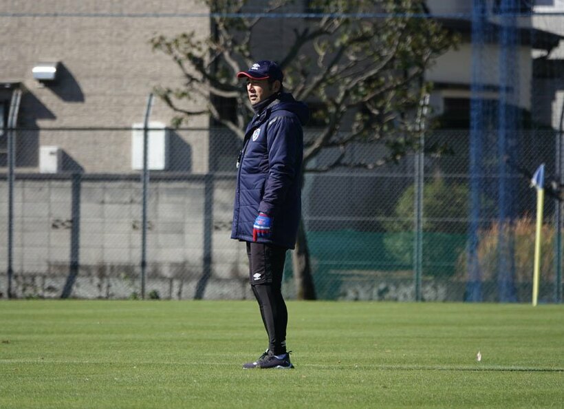  札幌戦へ指導する長谷川監督