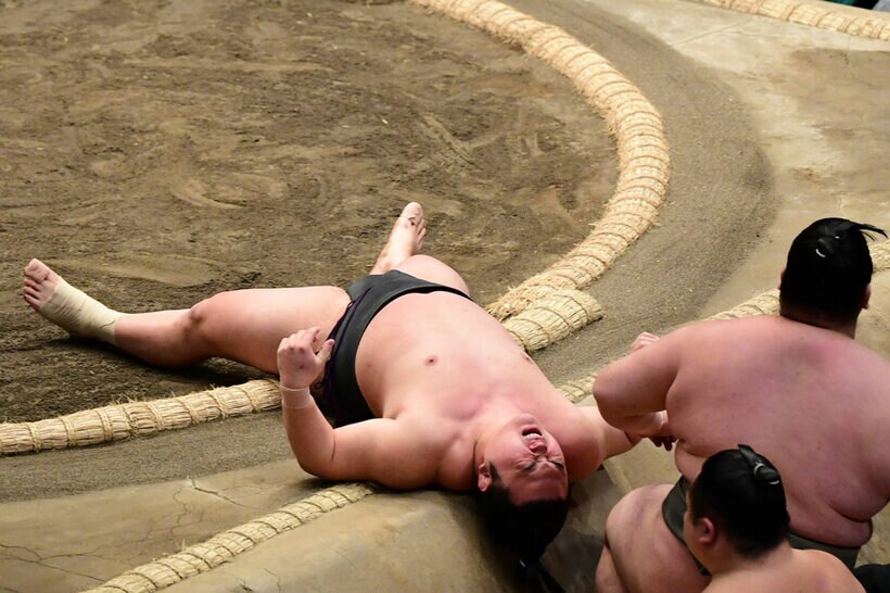 延原に浴びせ倒しで敗れた炎鵬