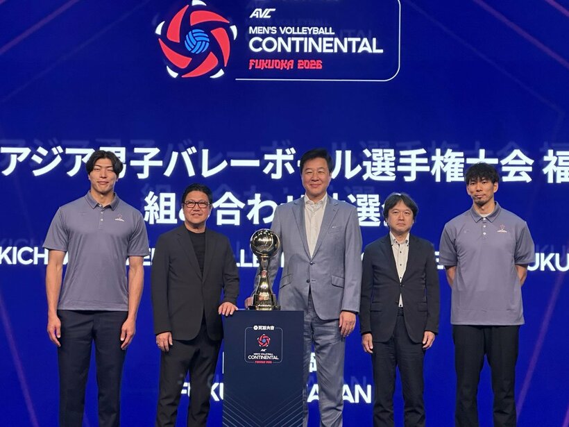 組み合わせ抽選会で男子の組み合わせが決まった（左から清水邦広氏、ラモン・スザラ会長、川合俊一会長、フジテレビ・吉田豪スポーツ局長、福沢達哉氏）
