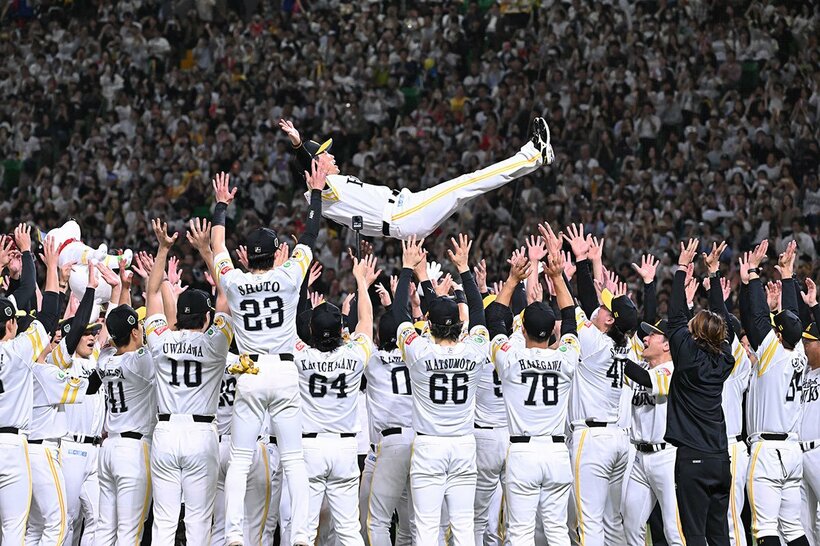 日本一に輝き、９度宙に舞ったソフトバンク・小久保監督