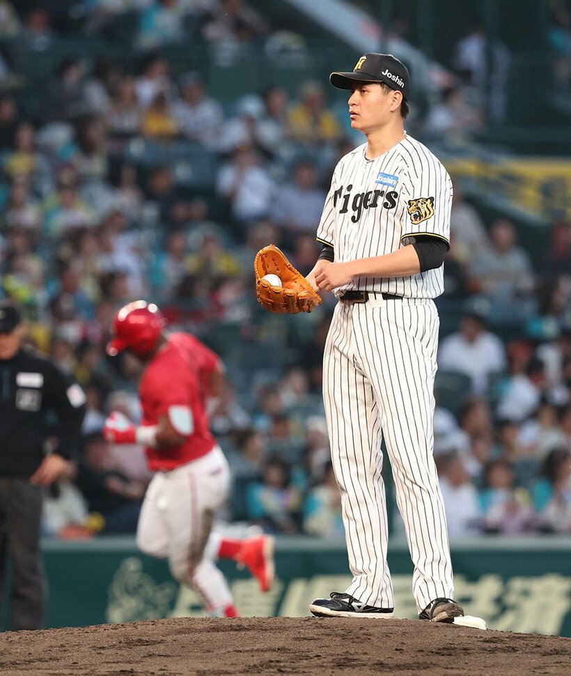 ４回に広島・モンテロ(左)に一発を浴びた阪神・大竹耕太郎