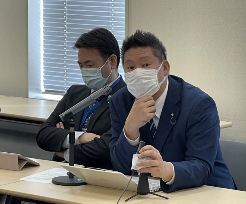  党名変更を発表した立花孝志党首、左は大橋昌信副党首