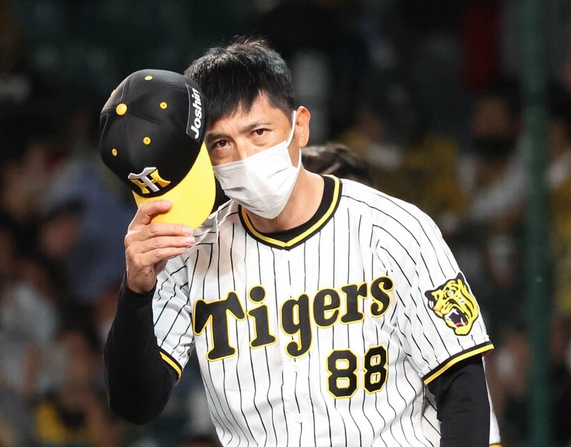  試合後、ファンに頭を下げる阪神・矢野監督（東スポWeb）