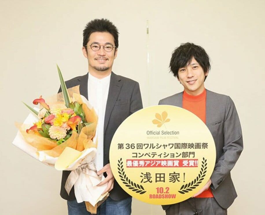  「最優秀アジア映画賞」を獲得した映画「浅田家！」の中野監督(左）と「嵐」の二宮和也（東宝提供）