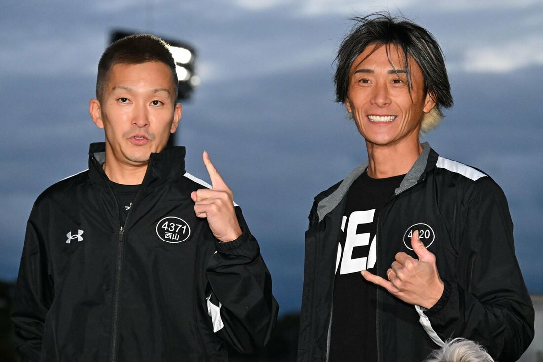 前検日には宿敵・西山貴浩(左)の隣で笑顔も見せた峰竜太