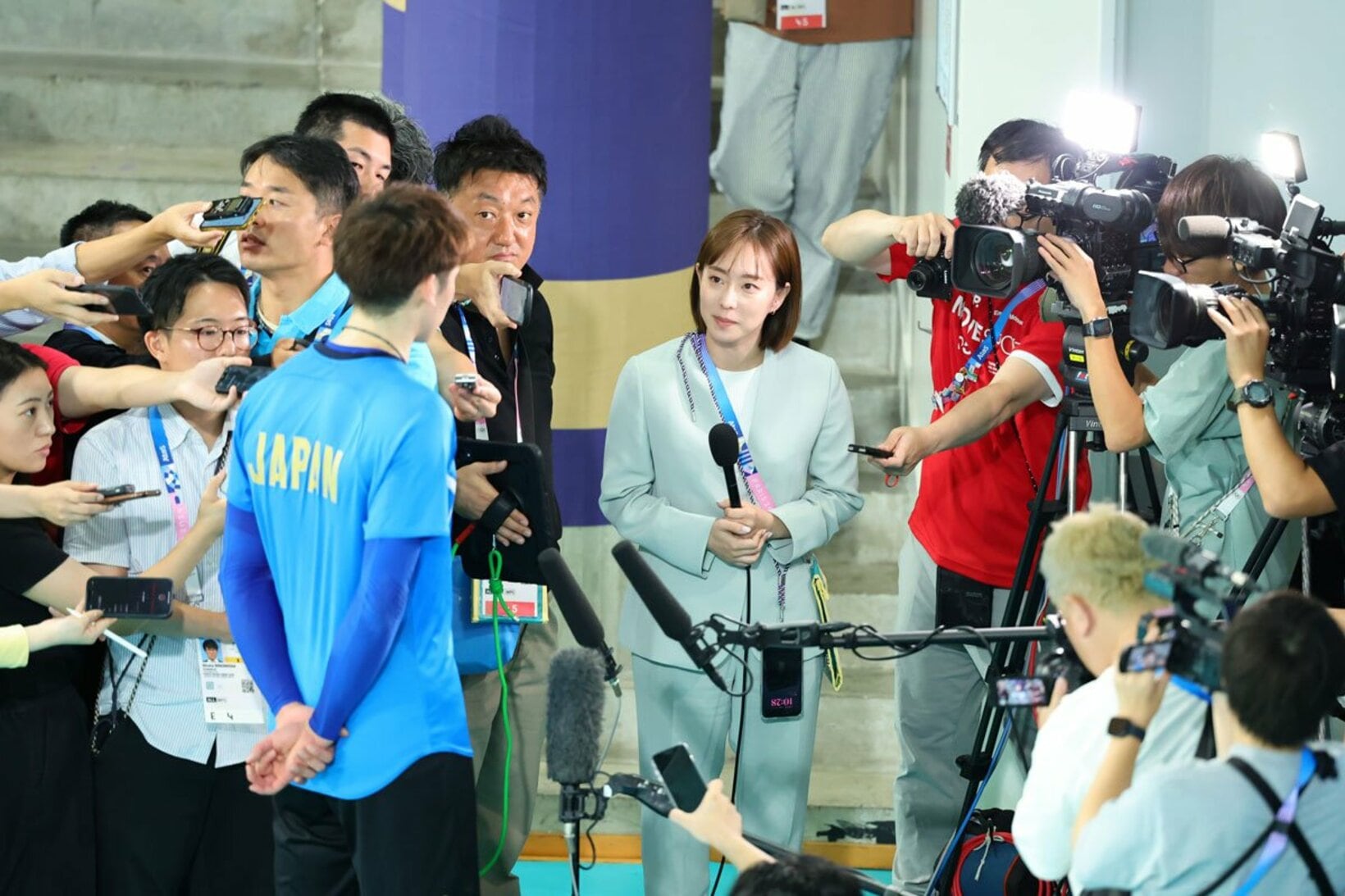 石川佳純さん(中)からも取材を受ける石川祐希