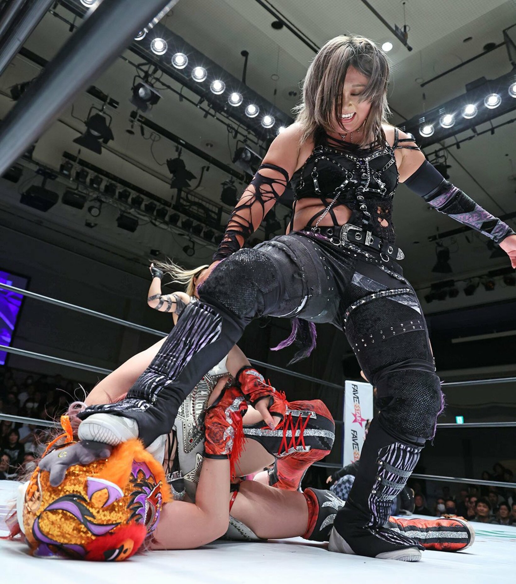 スターライト・キッド(左)を踏みつぶしながらベルトを奪う小波