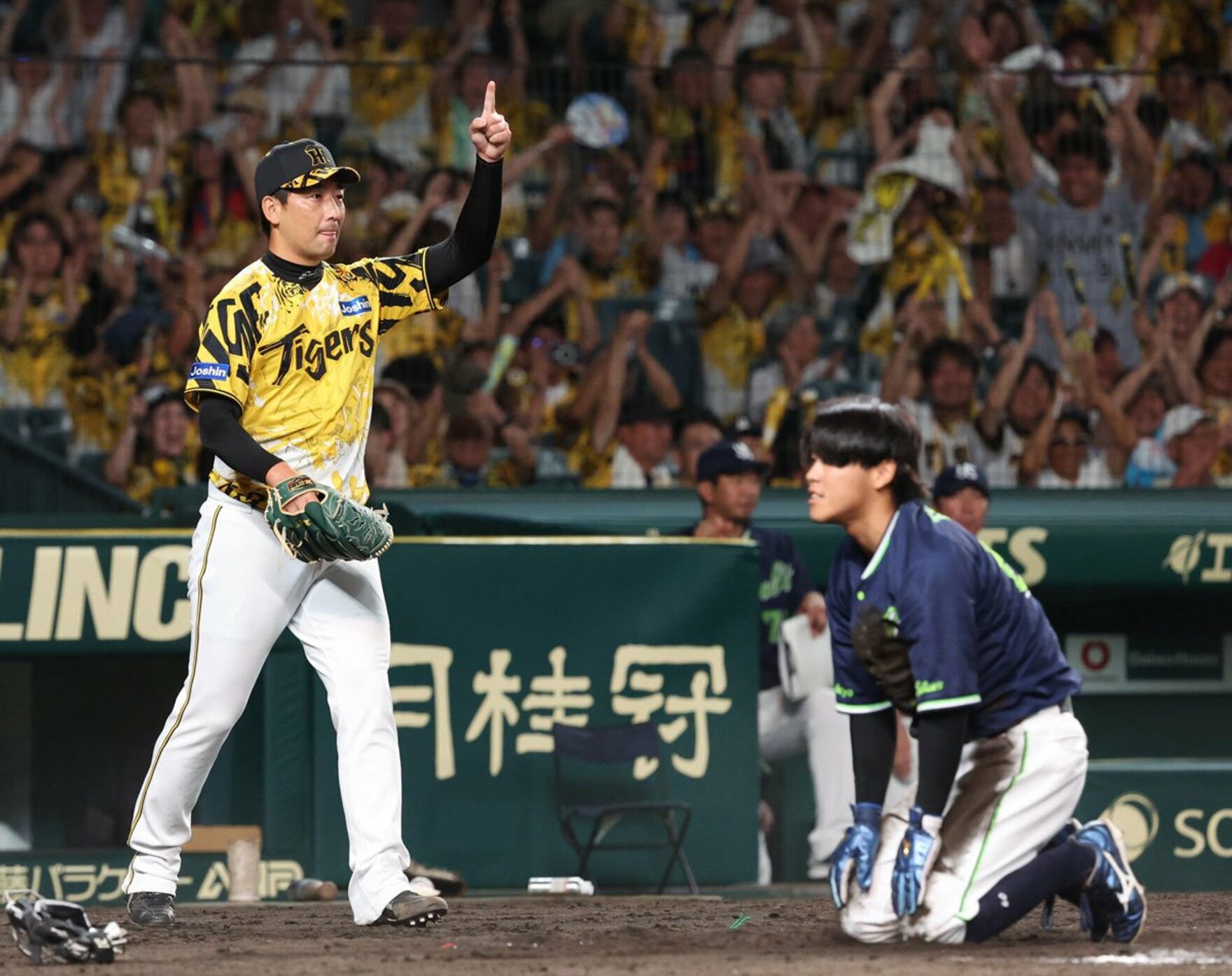 同点を狙った武岡が本塁憤死で幕切れ。岩崎はガッツポーズ