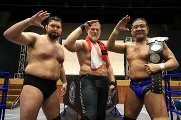 初トリオ結成ながら、相性バッチリだったウルフアロン(左)、ジョシュ・バーネット(中)、永田-裕志