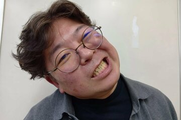 首を横に倒して口を「イー」の形にしてアゴだけを左右に動かす