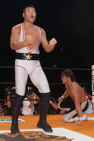 大阪ドームでハッスルポーズを決める小川直也（奥は棚橋弘至、04年11月）