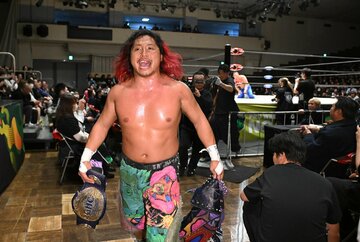 勝利し引き上げる高橋ヒロム