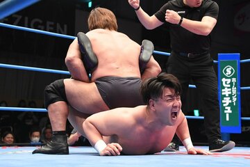 代替出場したＣＣの初戦は関本大介(奥)に敗れてしまった青柳優馬