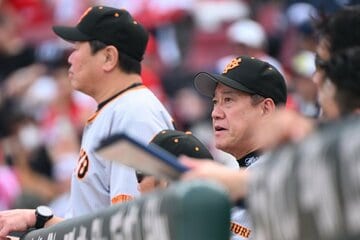ベンチで険しい顔をする原辰徳監督