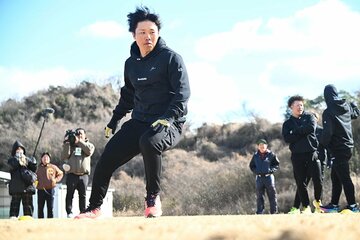 自主トレで汗を流すソフトバンク・海野隆司