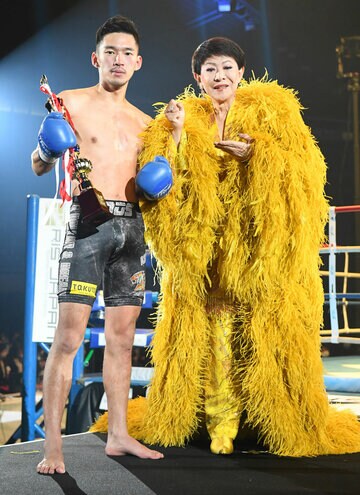  勝利した篠原悠人(左)と美川憲一(東スポWeb)