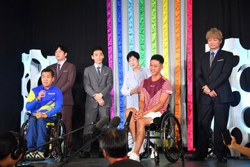 前列左から佐藤友祈、小田凱人。後列左から稲垣吾郎、草なぎ剛、小池百合子都知事、香取慎吾