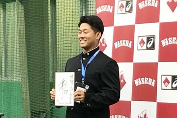 西武・松井監督から贈られたサイン色紙を持ち、笑顔を見せる蛭間（球団提供）